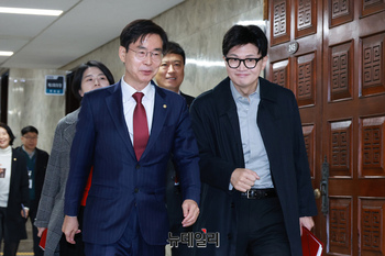 [포토] 함께 입장하는 한동훈 대표와 조경태 위원장