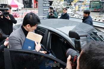 [포토] 국민의힘 중앙당사 압수수색 마친 검찰 관계자들