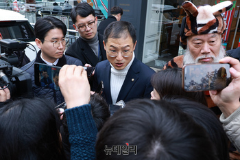 [포토] 중앙당사 압수수색 관련 질문에 답하는 김상욱 의원