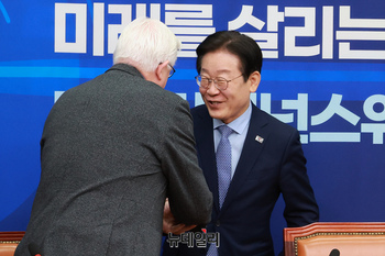 [포토] 참석자들과 인사 나누는 이재명 민주당 대표