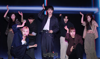 [포토] 더블 타이틀곡 '크래시' 무대 선보이는 제이비(JAY B)