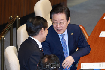 [포토] 본회의서 대화 나누는 이재명·조국