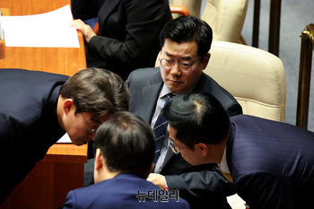 [포토] 머리 모은 이재명·박찬대·박성준·노종면