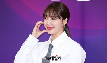 [포토] 정은지 '상큼한 볼하트'