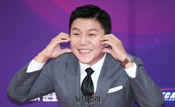 [영상] 새신랑 조세호 '인기만점'