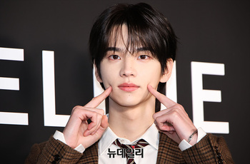 [영상] 투어스 신유 '볼 콕'