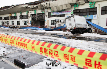 [포토] '폭설'에 붕괴된 안양농수산물시장