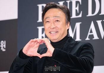 [영상] 이성민 '큼지막한 하트'