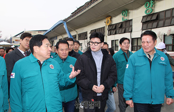 [포토] 안양농수산물시장 피해현장 찾은 한동훈 대표