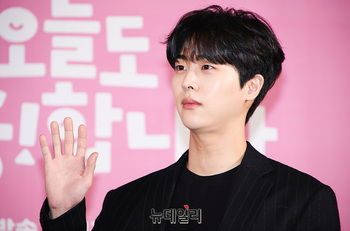 [영상] 김무준 '가볍게 손인사'