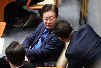 [포토] 본회의서 대화 나누는 이재명 민주당 대표
