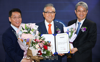 [포토] 자유의밤 시상식서 '자유등대상' 수상한 손병두 이사장