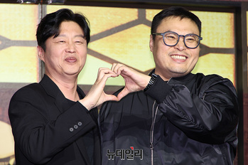 [영상] 조명가게 김희원-강풀 '함께 하트'