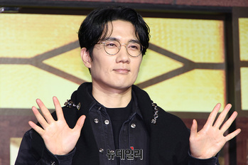 [영상] 조명가게 엄태구 '반가운 손인사'