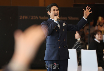 [영상] 설영희 패션쇼, 축하공연하는 서범석 