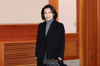 [포토] 대심판정 들어서는 이진숙 위원장