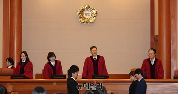 [포토] 헌재 대심판정 들어서는 재판관들 