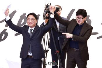 [포토] 김일호 서울시당위원장 손 들어주는 한동훈 대표