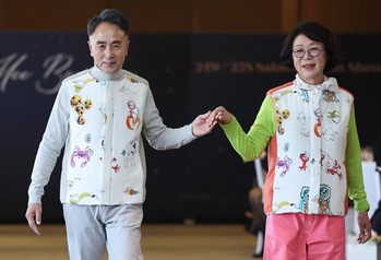 [포토] 설영희 부띠끄 런웨이 오른 '시니어모델 양용우-성우 송도순'