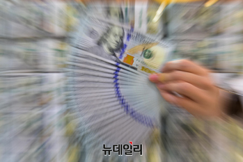 尹 대통령 비상계엄 선포에 … 원·달러 환율 1430원 돌파 