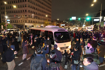 [포토] 시민들에 막힌 수방사 차량