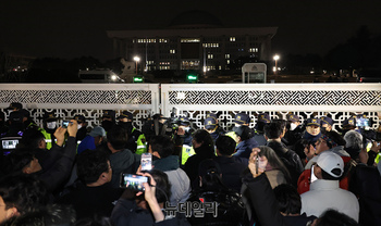 [포토] 비상계엄에 폐쇄된 국회