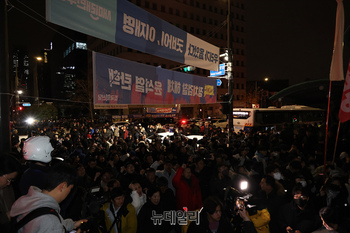 [영상] '계엄철폐' 외치는 시민들