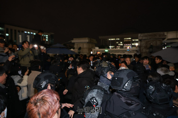 [포토] 국회 진입 시도하는 시민들
