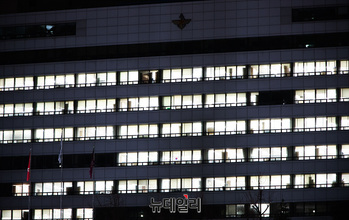 [포토] 불 켜진 국방부 청사