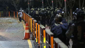 [영상] 계엄 해제 요구안 가결 직후 국회 떠나는 군인들