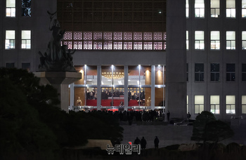 [포토] 비상계엄 선포에 아수라장 된 국회의사당