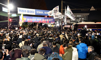 [포토] 국회 진입시도에 대치중인 시민들