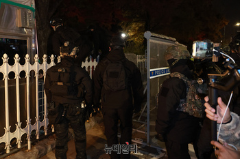 [포토] 비상계엄 선포, 국회 담넘는 군인들