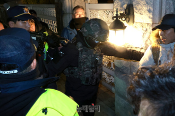 [포토] 시민들에게 잡힌 국회 출동 계엄군