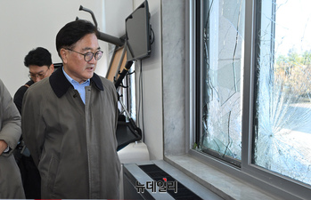 [포토] 계엄군 흔적 살피는 우원식 국회의장