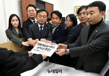 [포토] 윤석열 대통령 탄핵소추안 제출하는 야당