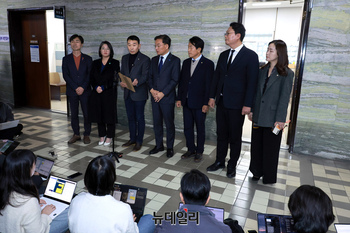 [포토] 윤석열 대통령 탄핵소추 이유 설명하는 야 6당 의원들