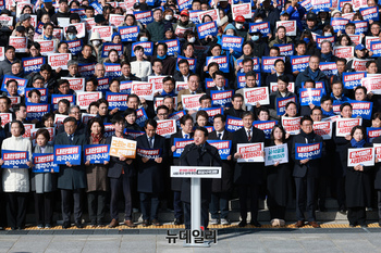 [포토] 탄핵추진 비상시국대회서 발언하는 김병주 의원