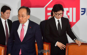 [포토] 냉랭한 분위기로 입장하는 한동훈·추경호