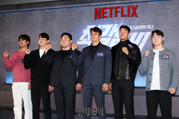 [영상] 포즈 취하는 '최강럭비' 선수들 