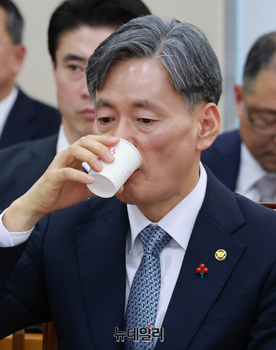 [포토] 목 타는 조지호 경찰청장