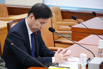 [포토] 초조한 김선호 국방부 차관