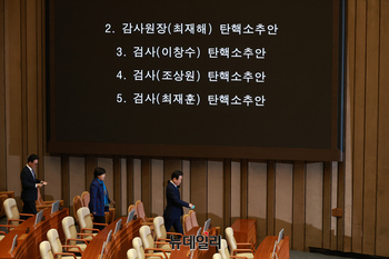 [포토] 탄핵소추안 투표 위해 이동하는 이재명 대표