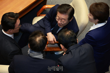 [포토] 의원들과 대화 나누는 이재명 민주당 대표