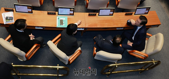 [포토] 김병주 최고위원과 대화 나누는 이재명 대표