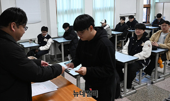 [포토] 2025학년도 수능 성적표 배부