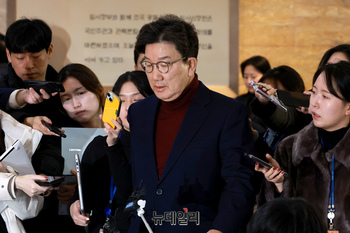 [포토] 굳은 얼굴로 의원총회 향하는 권성동 의원