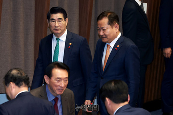 [포토] 비상계엄 하루 전 함께 퇴청하는 김용현·이상민 장관