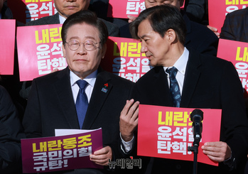 [포토] 대화 나누는 이재명·조국 대표