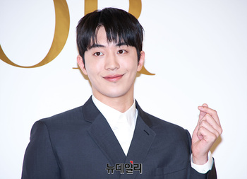 [영상] 포즈 취하는 남주혁 